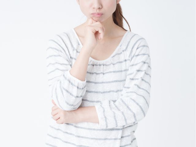 悩む女性